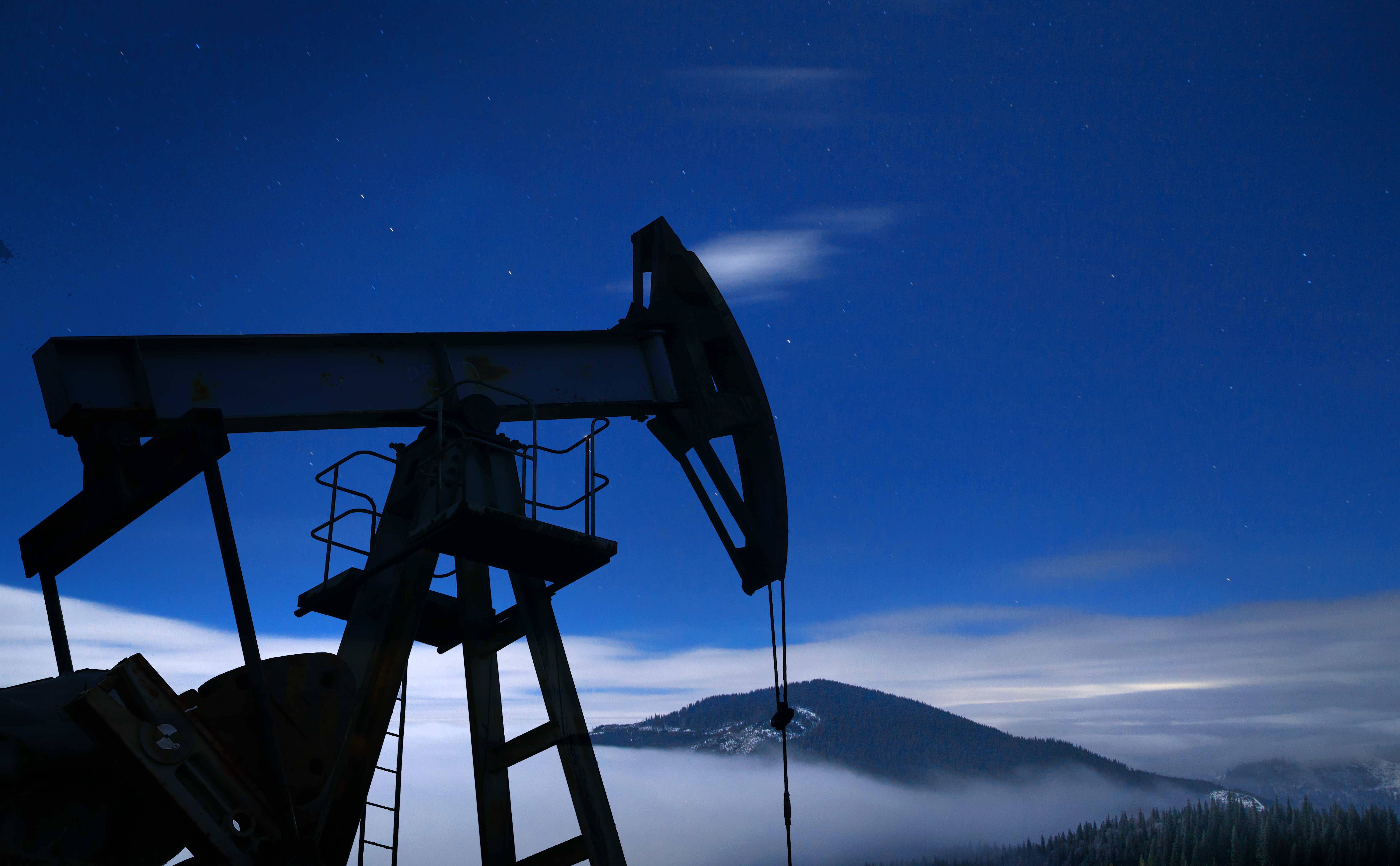 Нефтяная качалка на фоне ночного неба